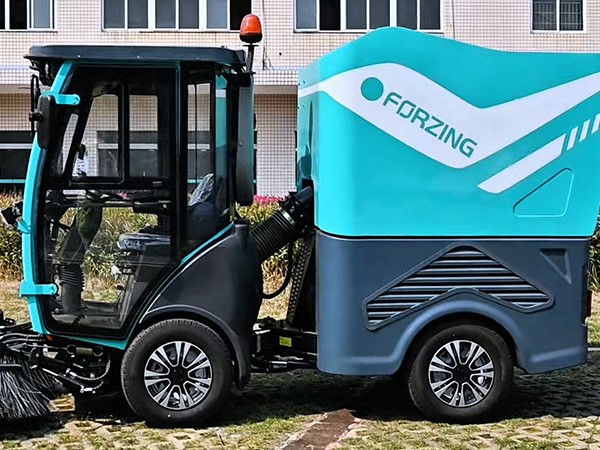 工廠內(nèi)的狹窄過(guò)道、廠區(qū)內(nèi)的綠道，純電動(dòng)掃路機(jī)都能輕松清掃